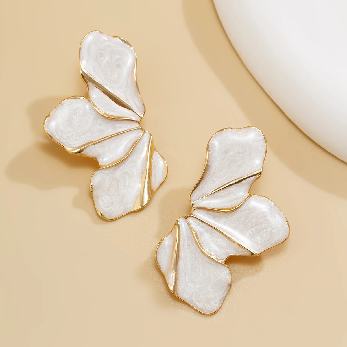 SHIXIN Elegant White Half Flower Stud Earrings for Women Luxury Dripping Oil Petals Piercing Earrings Wedding Party Jewelry