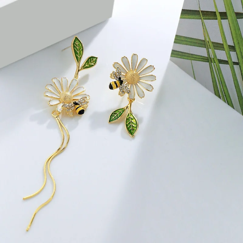 2023 New Asymmetric Daisy Tassel Earrings Female Niche Design Small Bee Temperament Long Sweet Fancy Girl Earrings