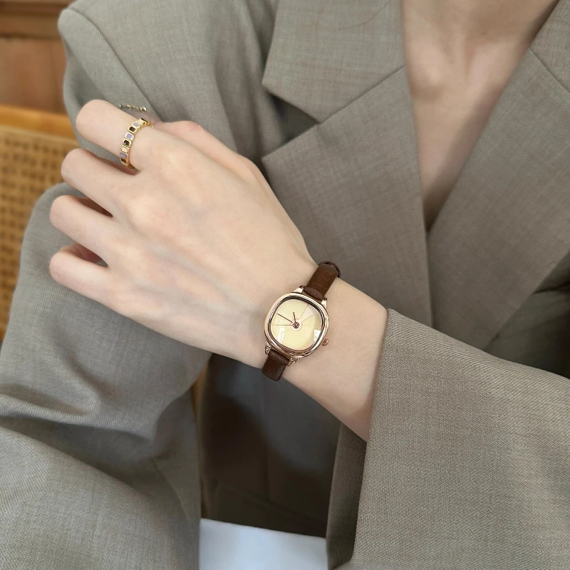 Vintage Student Quartz Watch Women's 2025 New Waterproof Fashion Trend Light Luxury Niche Ladies Premium Temperament Watch  Gift