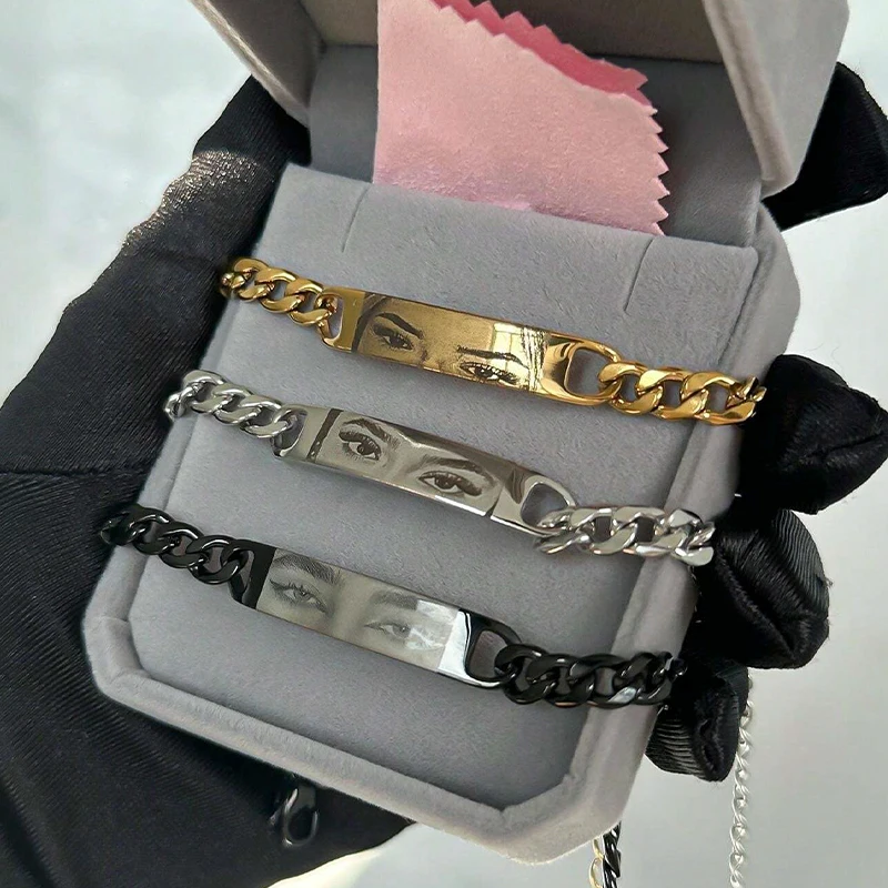 ภาพที่กําหนดเองแกะสลักสร้อยข้อมือคู่ส่วนบุคคลเลเซอร์แกะสลักภาพสแตนเลสสตีลเครื่องประดับของขวัญคู่