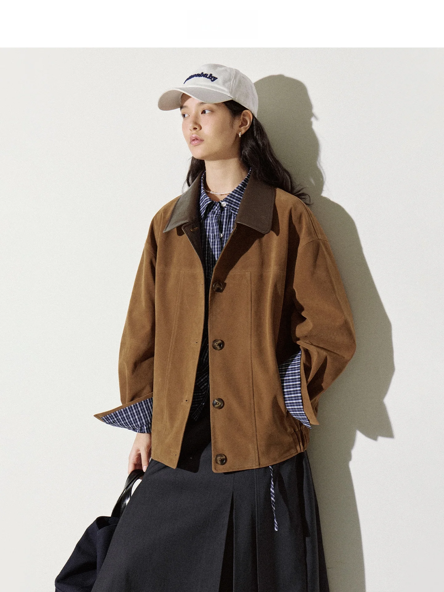 เสื้อแจ็คเก็ตหนังกลับผู้หญิง Fano Miu รุ่น Spring Season ดีไซน์ลาย Blo สีสันตกแต่ง พื้นผิวแบบด้าน ให้ความอบอุ่น ทรงหลวม แขนยาว