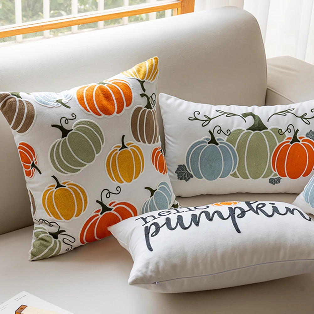 

Наволочки с очаровательными принтами тыкв, идеально подходящие в качестве уютных акцентов в гостиных или спальнях во время осеннего сезона.