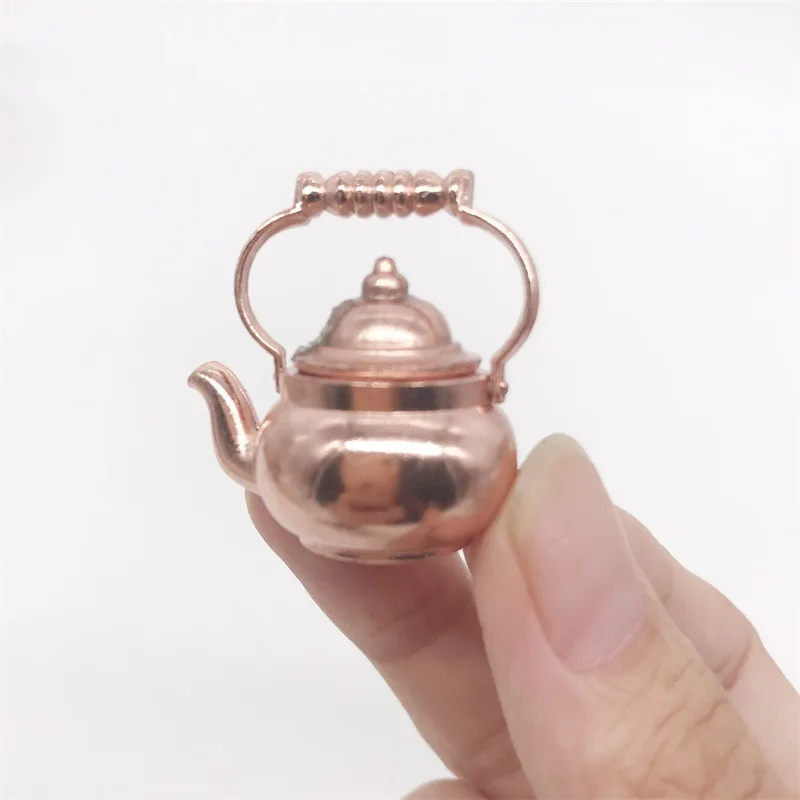 1:12 Mini dollhouse Dollhouse pocket-sized kettle model with a retro copper lid that can be opened
