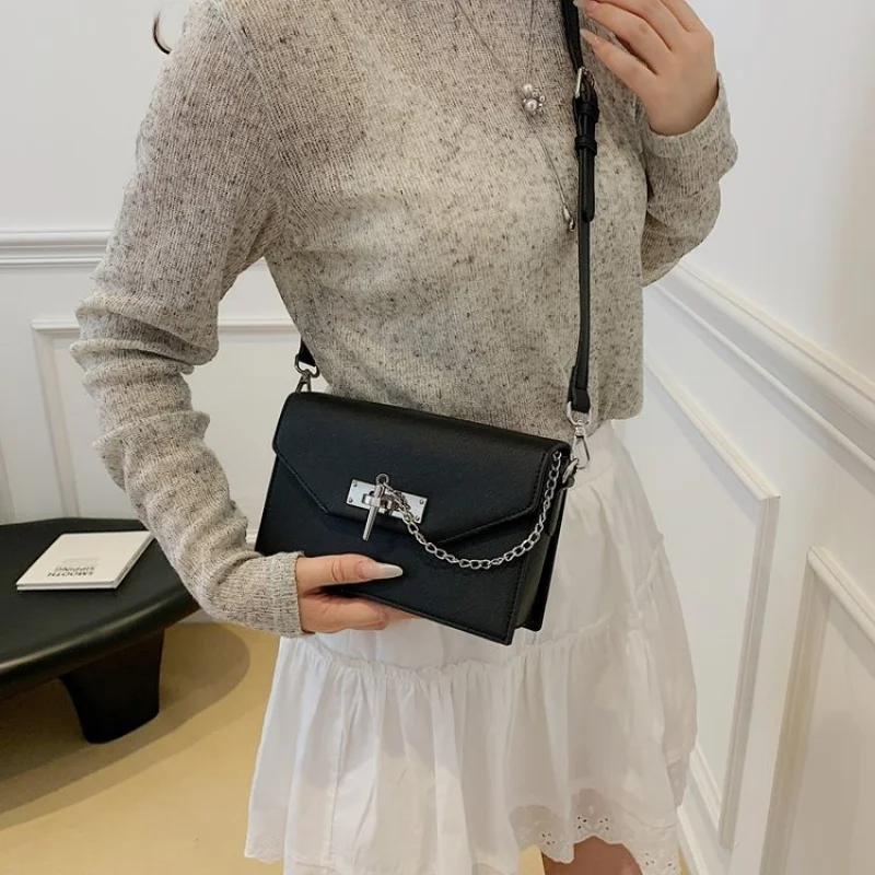 

Fashionable Women's Shoulder Bag Made Of Trusty Leather Boasting High-End Quality And Trendy Durable Look ​