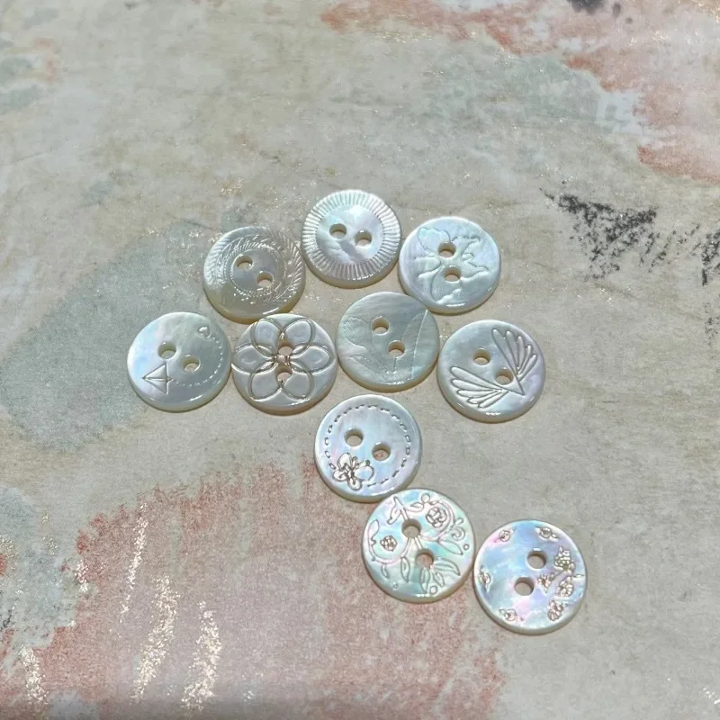 10 قطعة/الحقيبة أزرار قذيفة الطبيعية الأبيض أم اللؤلؤ توليب فراشة روز تصميم ل قميص صياغة الليزر اثنين من الثقوب أزرار