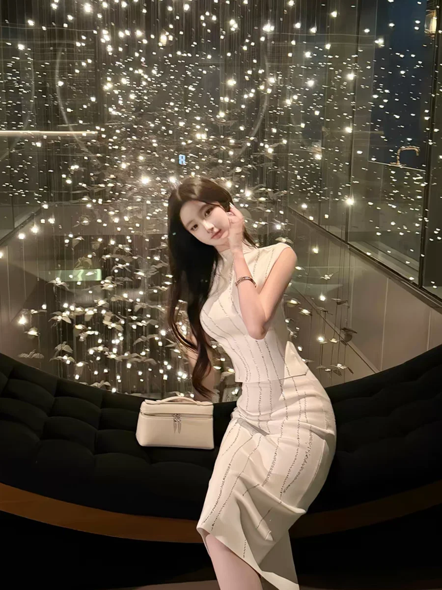 

Нежный комплект в корейском стиле: юбка-полусолнце с разрезом сзади и топ без рукавов с изогнутой текстурой и стразами