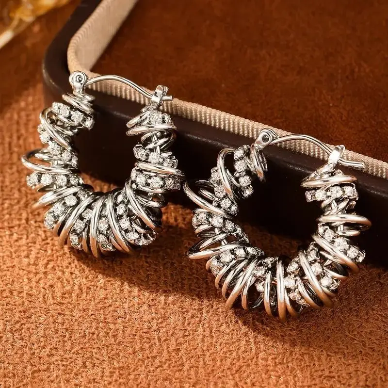 Europäische und amerikanische diamantbesetzte Spiralohrringe mit Federschlaufen, trendige Ohrclips, leichter Luxus und cooler Stil. – Detail 4
