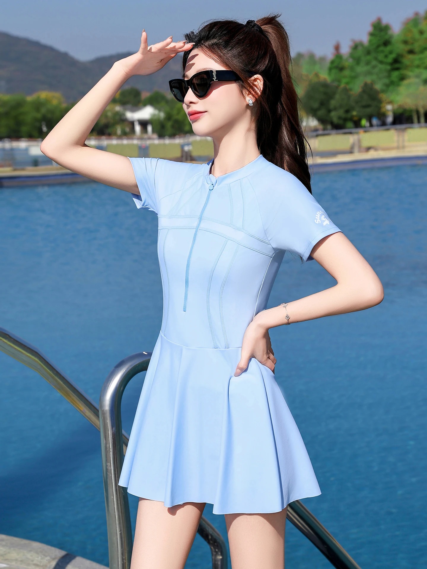 

Купальник-комбинезон в консервативном стиле для начинающих девочек, спортивный, термостойкий, для плавания, высокоэластичный, из нейлона и лайкры, полиэстер