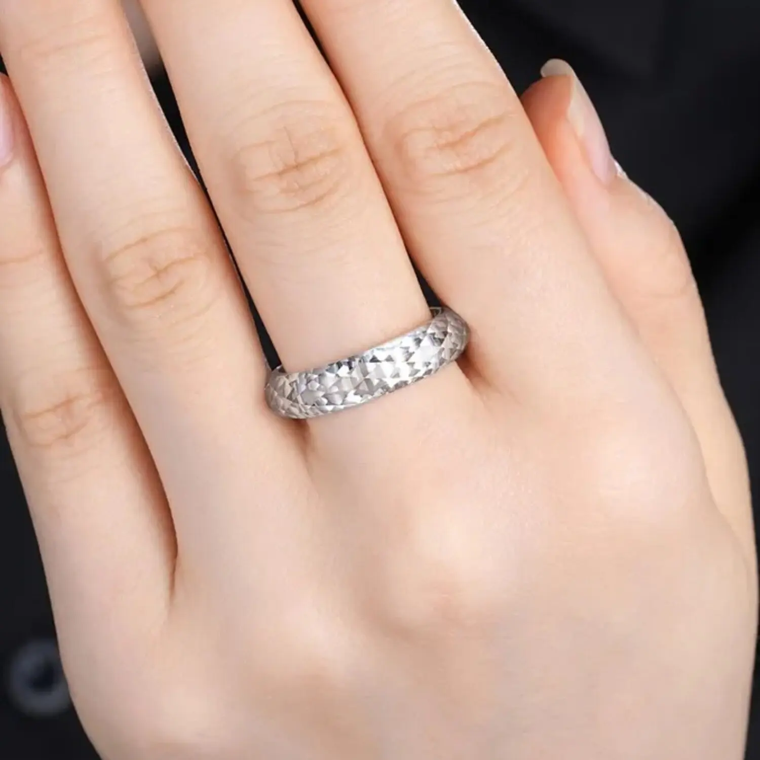 

White moissanite faceted ring, VVS1 clarity, exquisite， ideal for parties, birthday gifts and fashion accessories