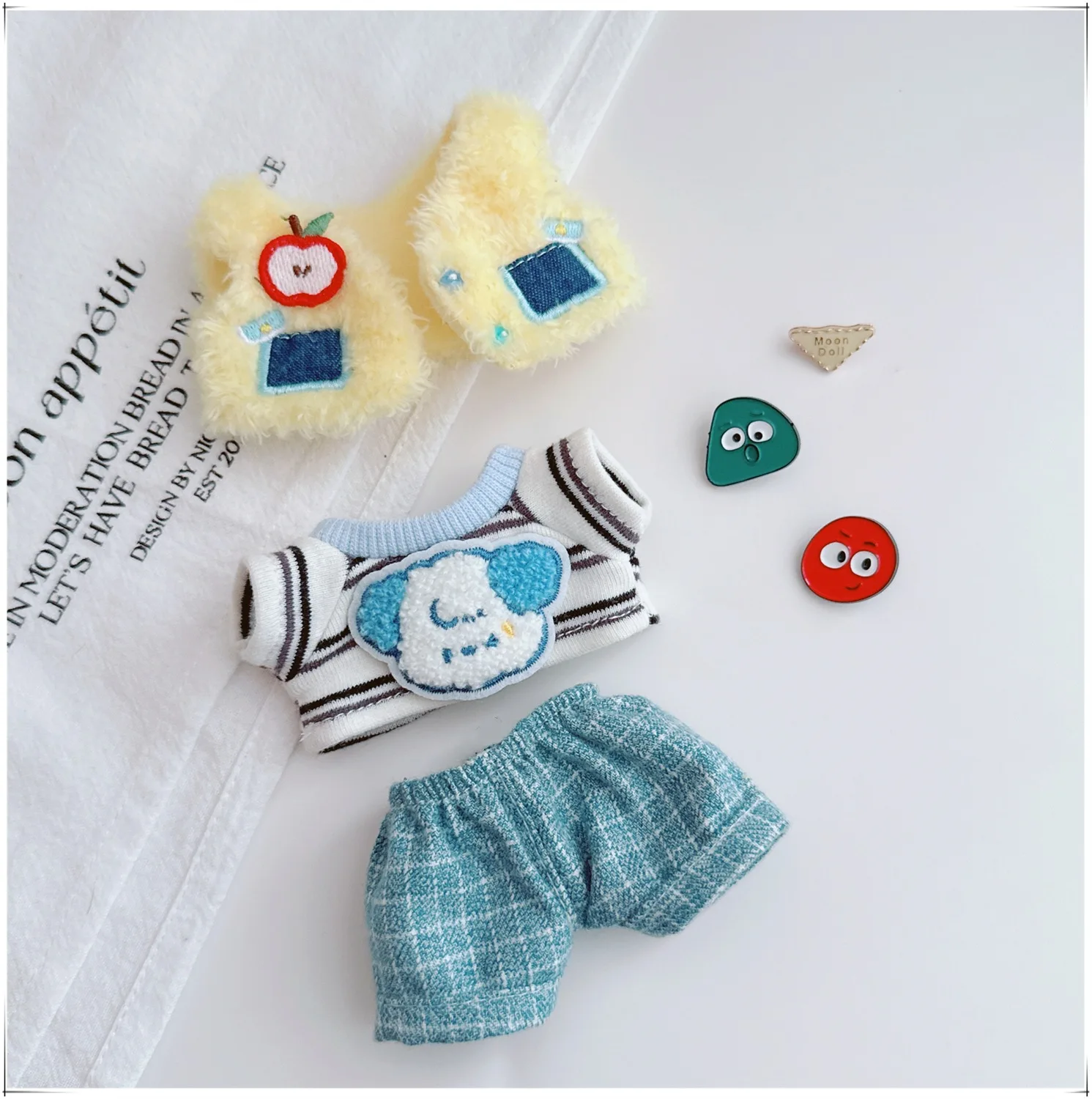 Mini ropa para muñeca Idol Kawaii, compatible con 10-17cm, abrigo amarillo esponjoso de dibujos animados, conjunto de Pin de manzana, ropa para muñeca de estrella de peluche, accesorios, Juguetes