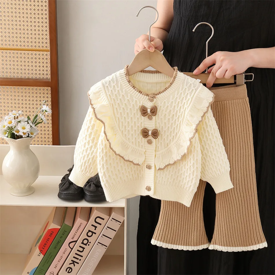 

Вязаный комплект одежды с бантом для маленьких девочек, кардиган с рюшами и расклешенными брюками, осень-зима 2025 года, детский милый модный комплект из 2 предметов