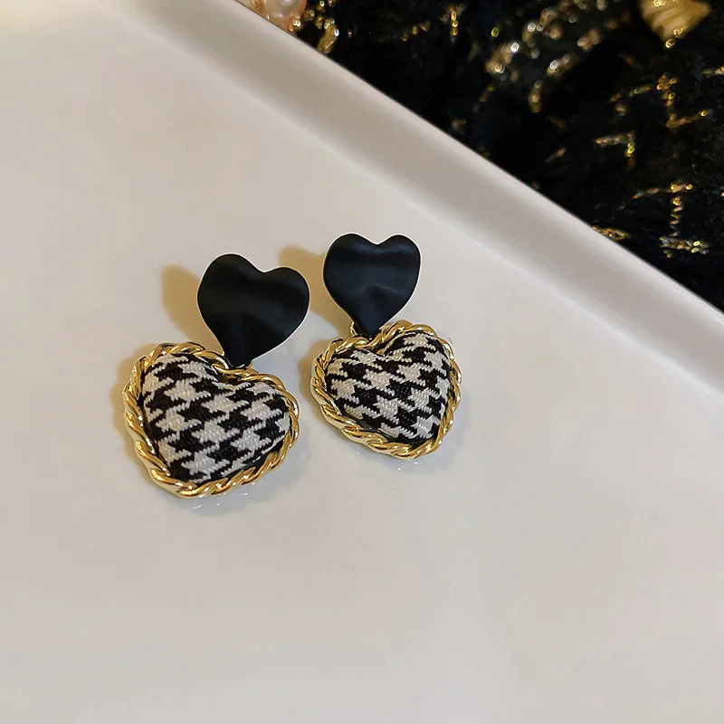 A Pair of Retro Heart-shaped Autumn and Winter Fashion Design Tassel Fashion Checkered Earrings for Women 1 Dollar Item Jewelry