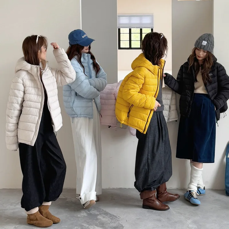 

Пуховик женская зима 2025, новая легкая маленькая хлопковая куртка с капюшоном, корейская версия, свободная, модная и теплая