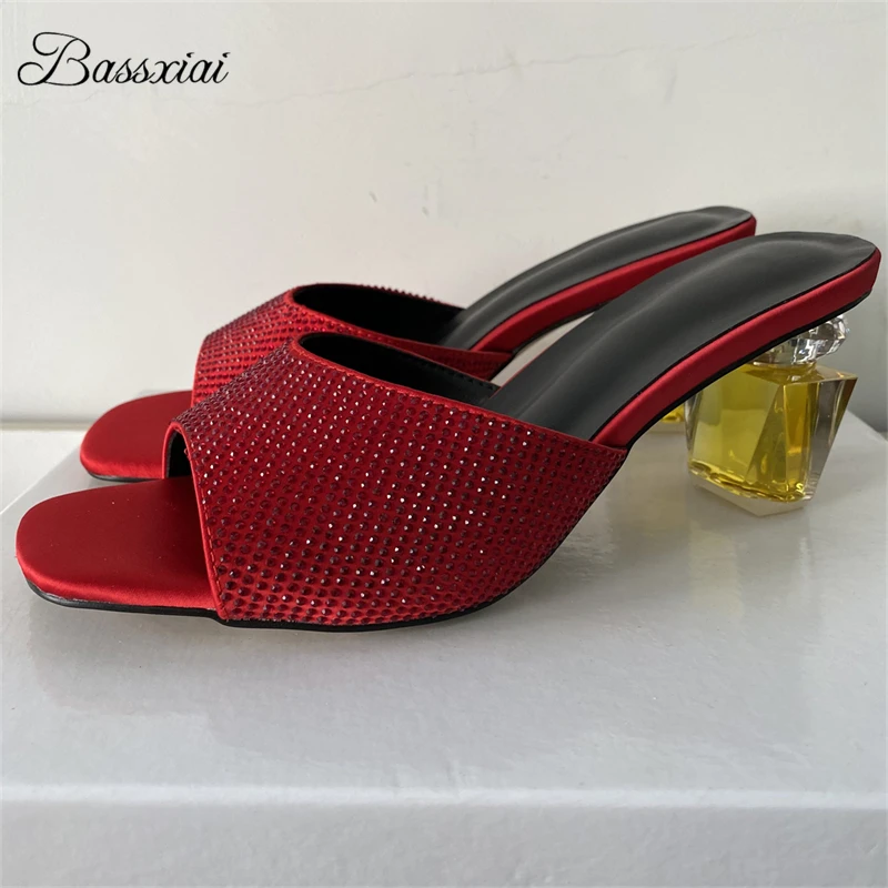 

Атласные современные сандалии с драгоценными камнями, женские уникальные летние сабо без шнуровки на необычном каблуке с босоножками для девочек