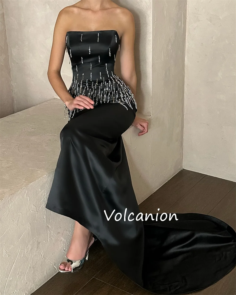 ที่กําหนดเองแฟชั่น Charmeuse ประดับด้วยเลื่อมทรัมเป็ตชุด Midi ที่ไม่มีสายหนัง Bespoke โอกาสสไตล์โมเดิร์นประณีต