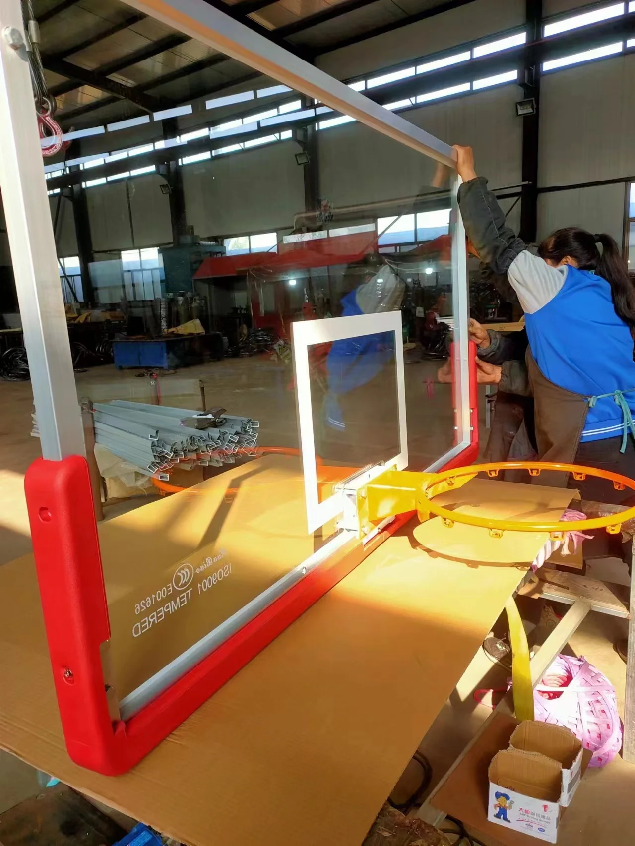 공장에서는 야외 전문 교육 농구 백보드를 생산합니다.