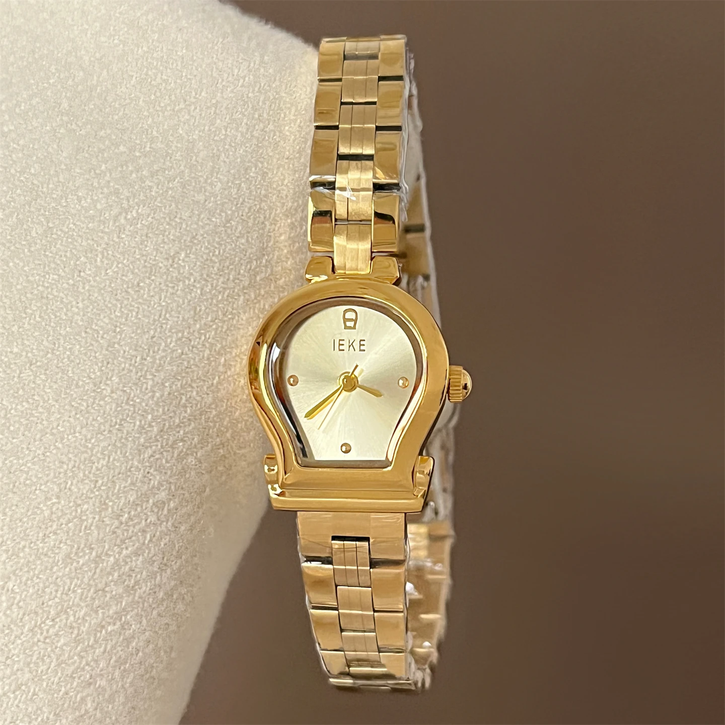 

New luxury women's watch, light luxury retro small gold watch, women's high-end selection watch, women's stainless steel watch.