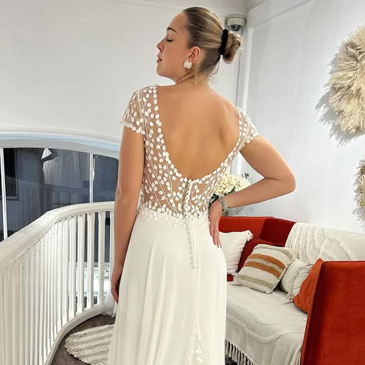 ชุดแต่งงานผ้าชีฟองลูกไม้แบบเปิดหลังสำหรับเจ้าสาว ชุดเดรสยาวผ่าข้าง คอวี สำหรับผู้หญิง