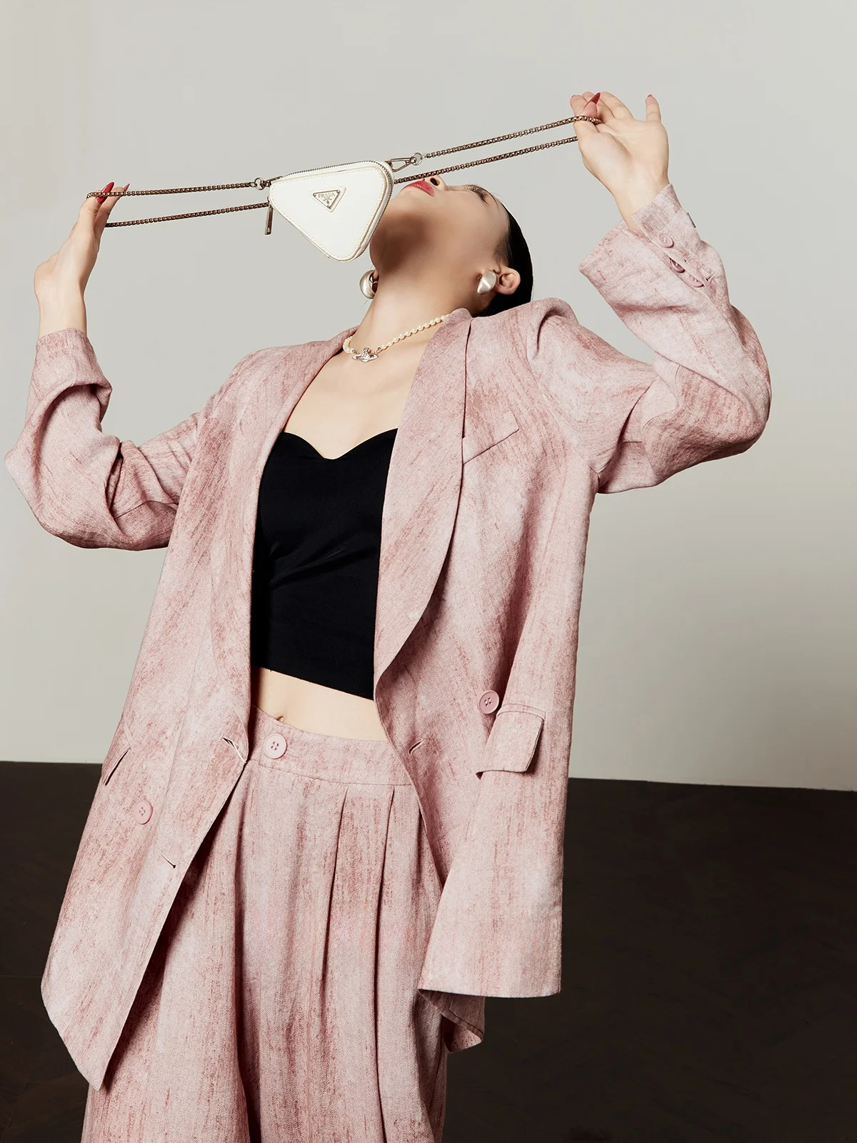 

Розовый вязаный комплект в ретро-стиле для женщин: модный, универсальный, свободного кроя, с длинными рукавами, без капюшона. Новинка весна-лето.