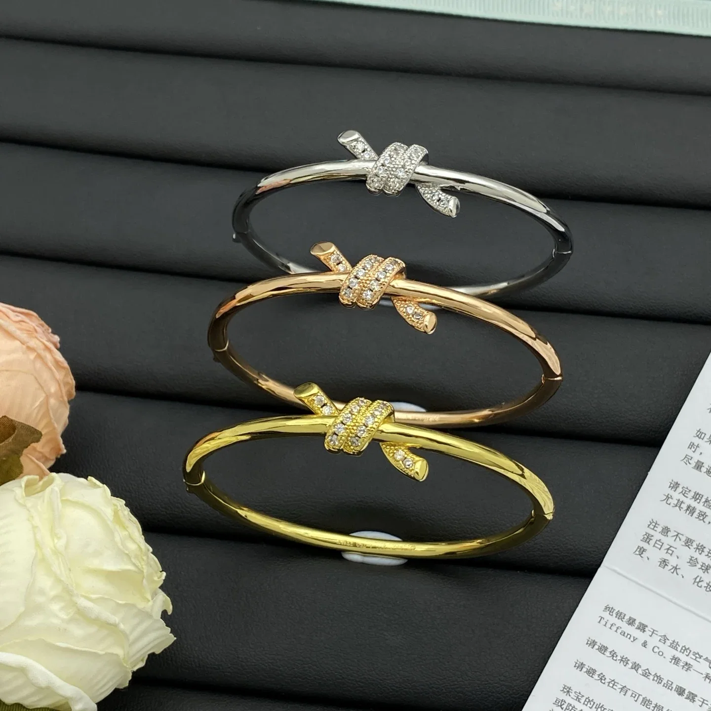 

Новый минималистичный браслет из стерлингового серебра 925 пробы TIF является универсальным и долговечным.