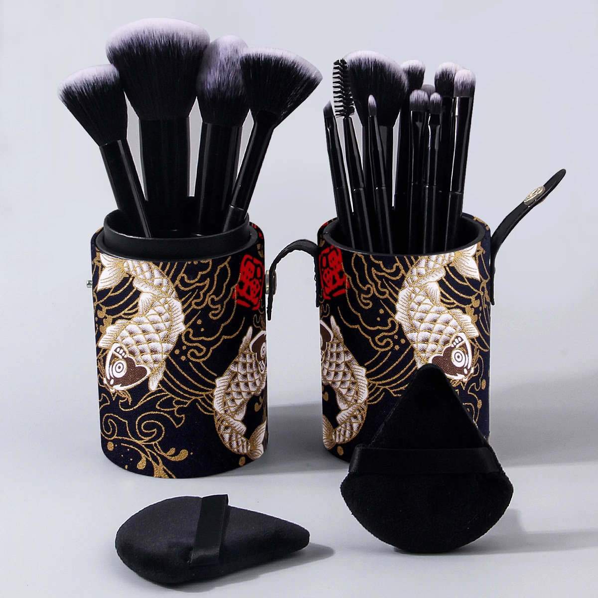 17 قطعة من فرشاة البودرة السائبة، مجموعة فرشاة أحمر الخدود وفرشاة المكياج، نفخة مسحوق مثلثة ناعمة، دلو تخزين ذو سعة كبيرة