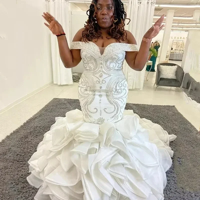 Suknia Ślubna z Koralikami i Kryształami w Stylu \"Sweetheart\", Trenem Kaplicznym, Odkrytymi Ramionami, Kaskadowymi Falbanami