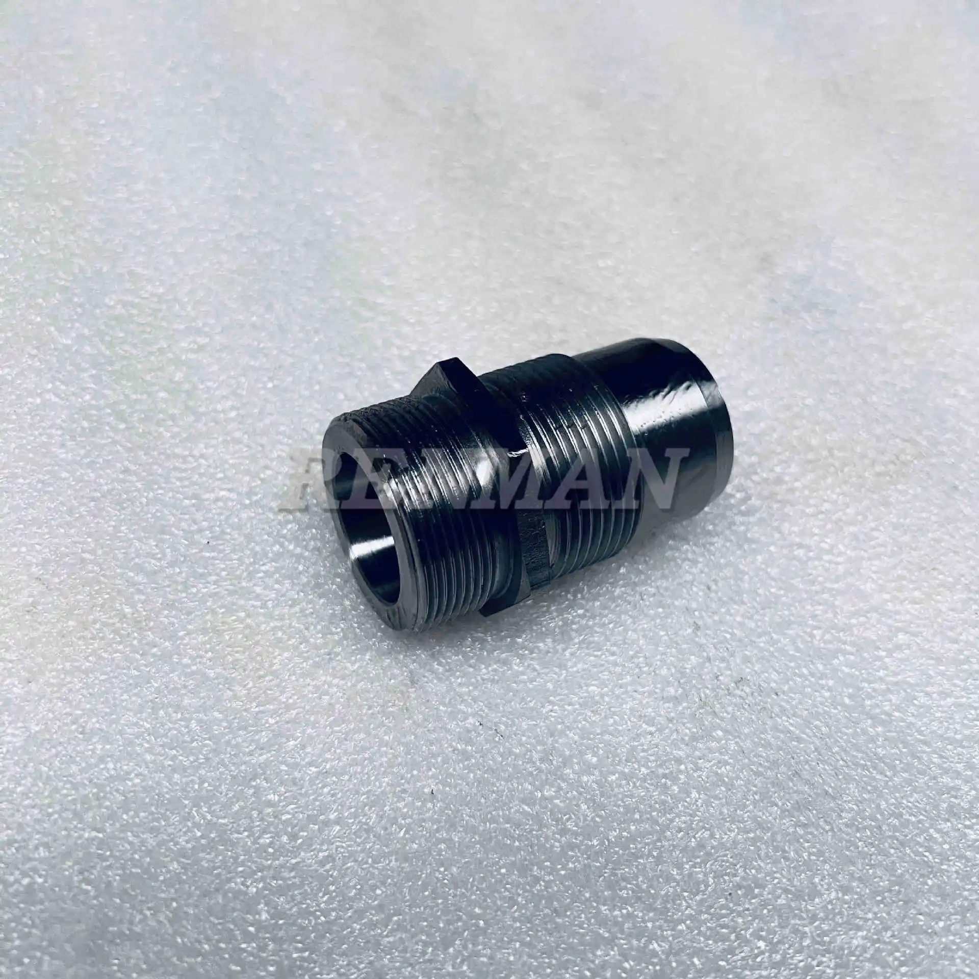 Applicable to Chongqing Cummins engine filter seat connector 3034578 oil filter connector 217568