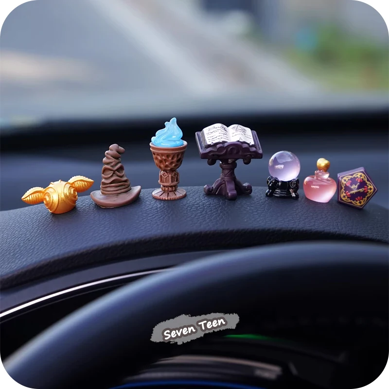 Serie Academia Mágica: Mini Adorno para Coche, Sombrero Seleccionador, Libro Mágico, Cáliz de Fuego, Snitch Dorada