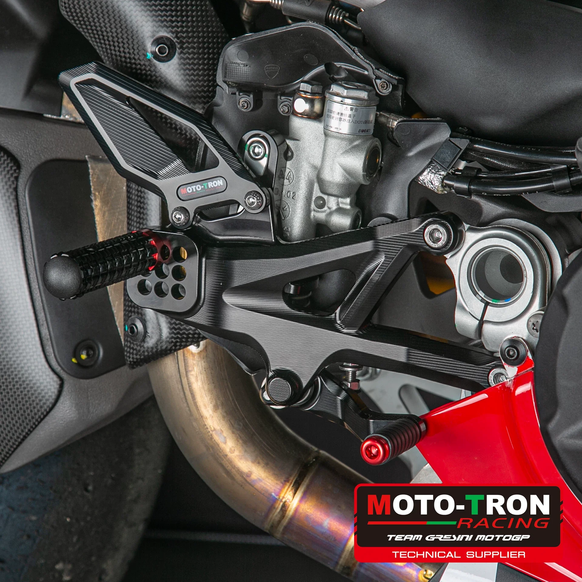 MOTO-TRON New Motorcycle CNC Adjustable Rear Set Rearsets Footrest Foot Rest For DUCATI Panigale V4 V4S 2025-2026