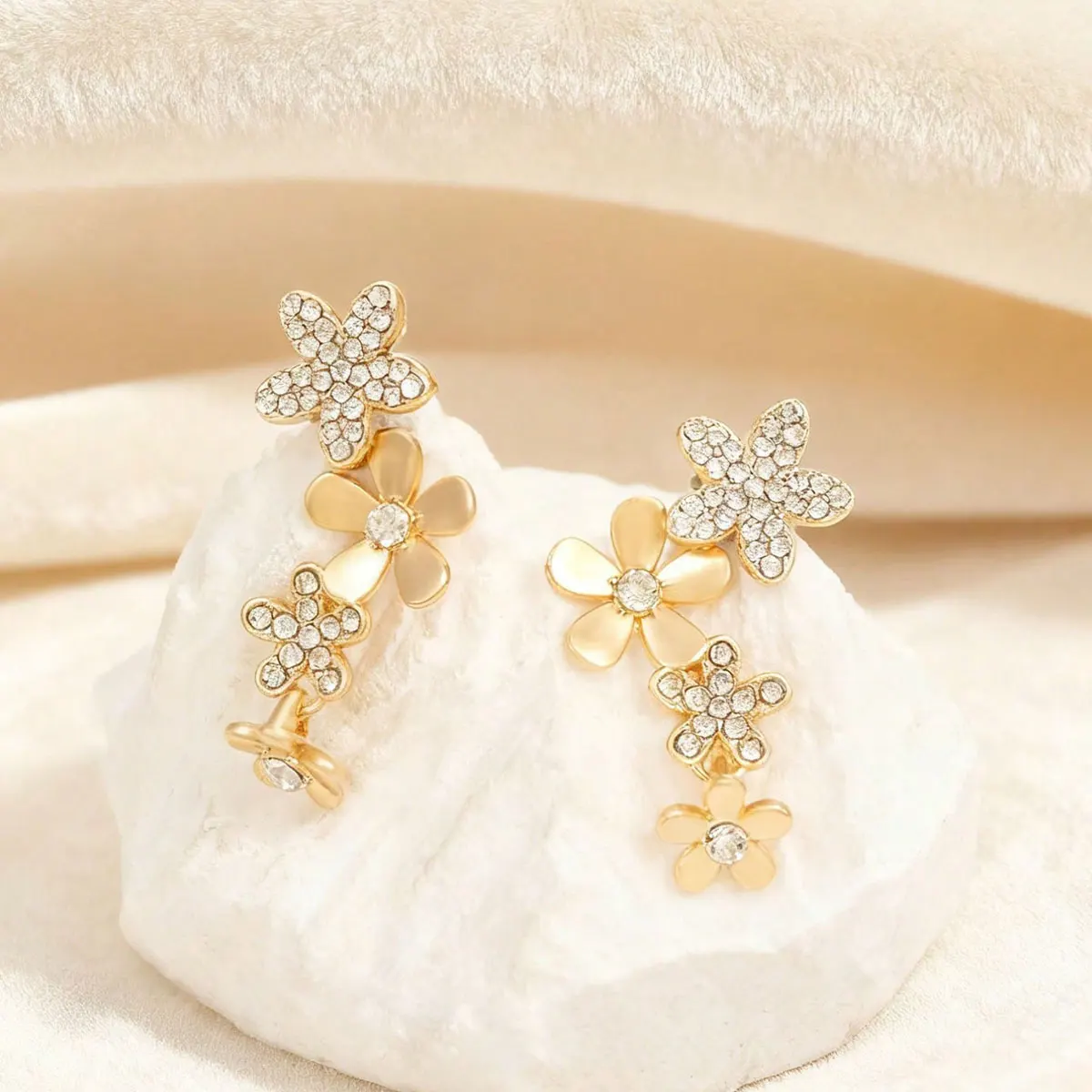 زوج واحد من الأقراط على شكل زهرة بتصميم مرصع بالألماس باللون الذهبي، أقراط ذهبية متعددة الاستخدامات #1