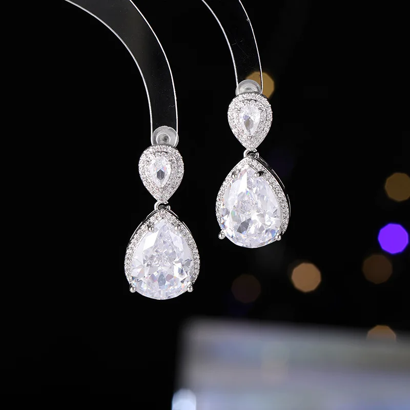 

The new water drop Zircon stud earrings are simple and versatile. They are a niche and light luxury stud accessory for women