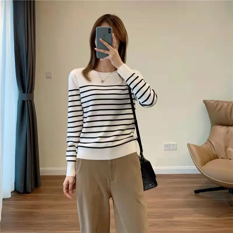 Autumn 2024 New Women\'s Black and White Striped Knitted Base Shirt Loose Sweater Women\'s Slim-fit Long-sleeved T-shirt Top