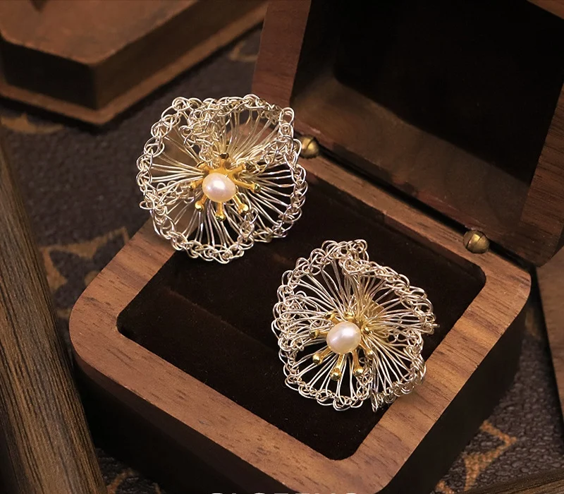 Original design pearl-wrapped metal ear studs - elegant and versatile accessories with a sophisticated touch