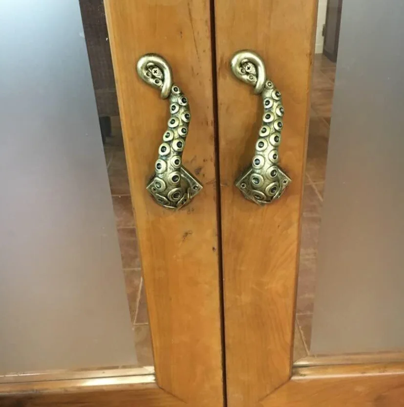 Nautical Octopus Tentacle Sculpture Door Pull Handle Vintage Resin Door Knob Unique Decor Hardware for Interior Door Cabinet