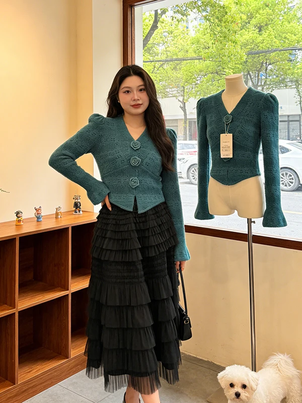

plus Size Women's Fashionable V-Neck Top And Cake Skirt Two-Piece Set Spring 2026 High Waist Slim Fit Commute Style Casual Wear