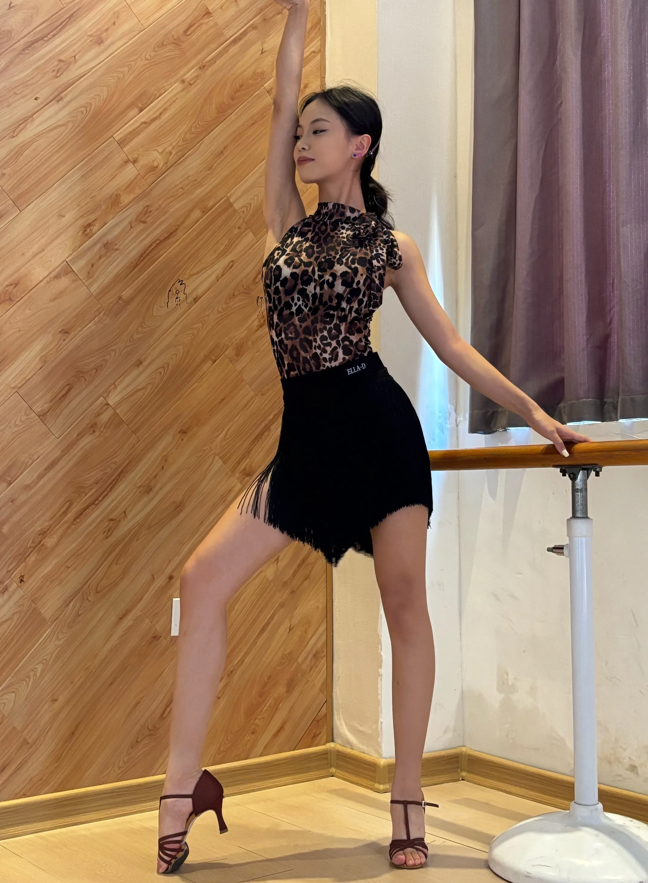女性用ラテンダンス練習着-ヒョウ柄-ホルタートップ-タッセルスカート-ダンスウェア-フルバックデザイン-サンバ-ルンバ-チャチャ用