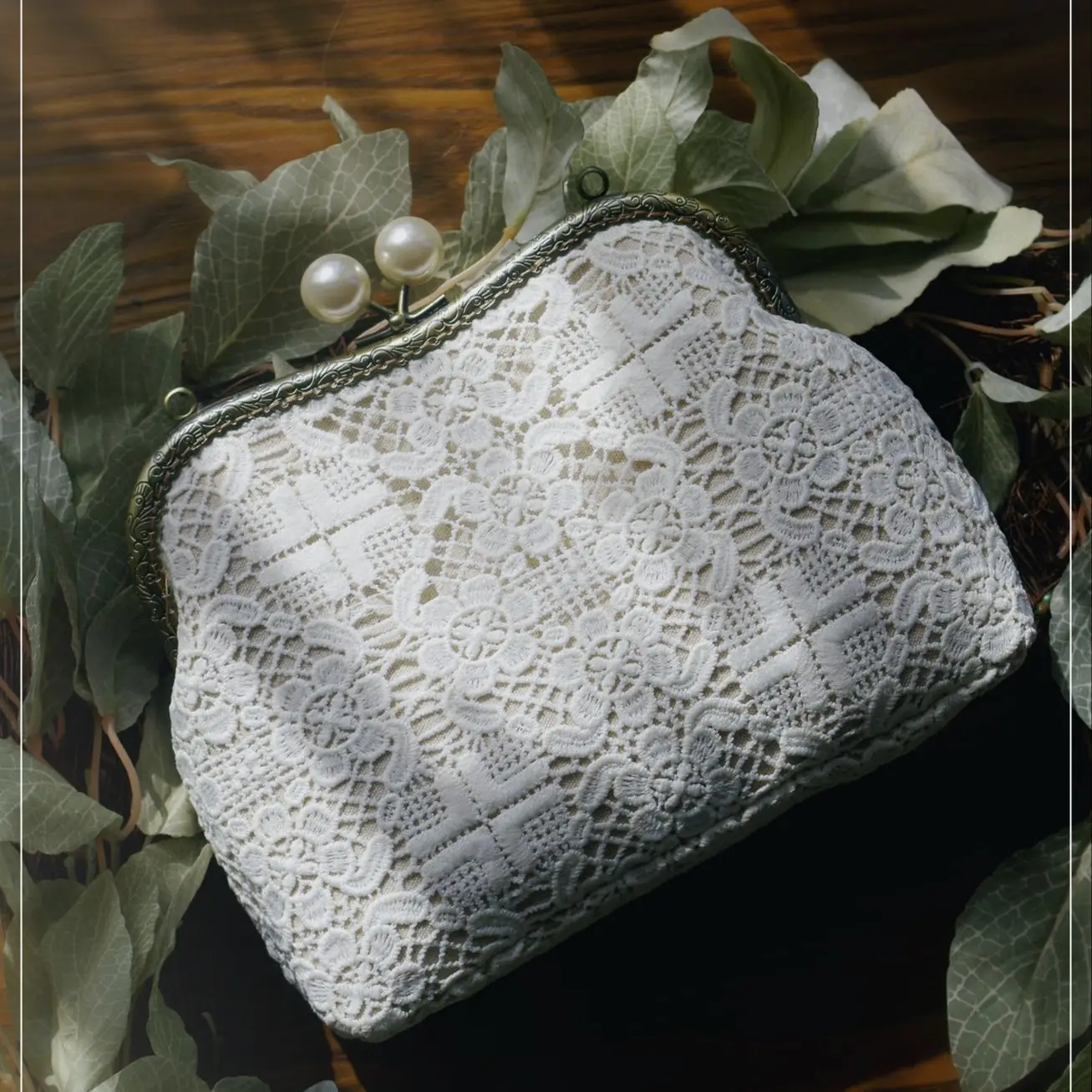 Lost in Vintage Floral Needle White Lace Purse Panels with a Gold Plated Frame Chains Kiss Lock Bead Pearl Closure Bridal Clutch бейсболка детская buff 5 panels cap wira white s m 125316 000 20 00