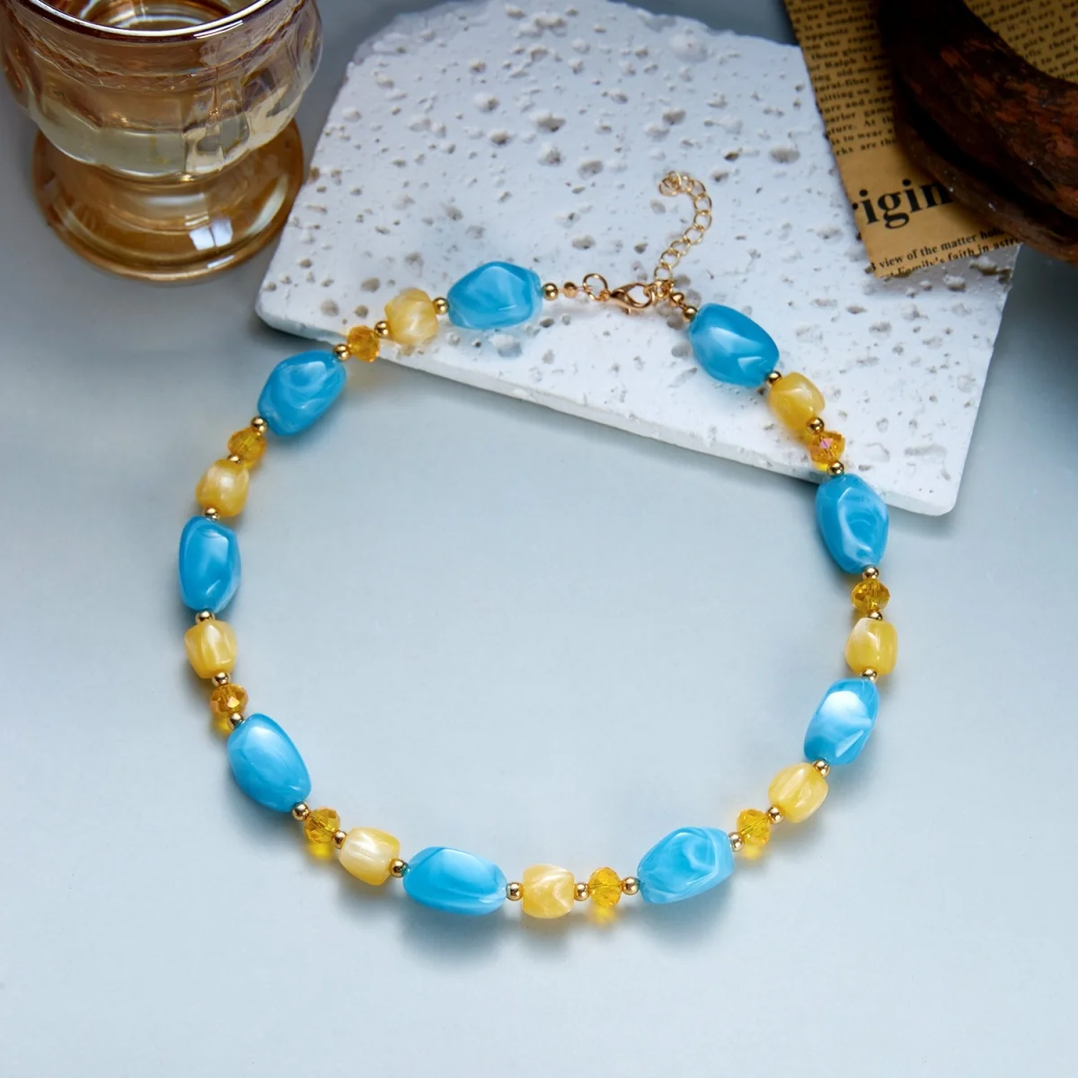 Französische Retro-Halskette mit sanften, farbenfrohen Kristallharzperlen für Damen und Herren, Hippie-Stil, unregelmäßige Perlen, Choker, Reiseschmuck – Detail 23