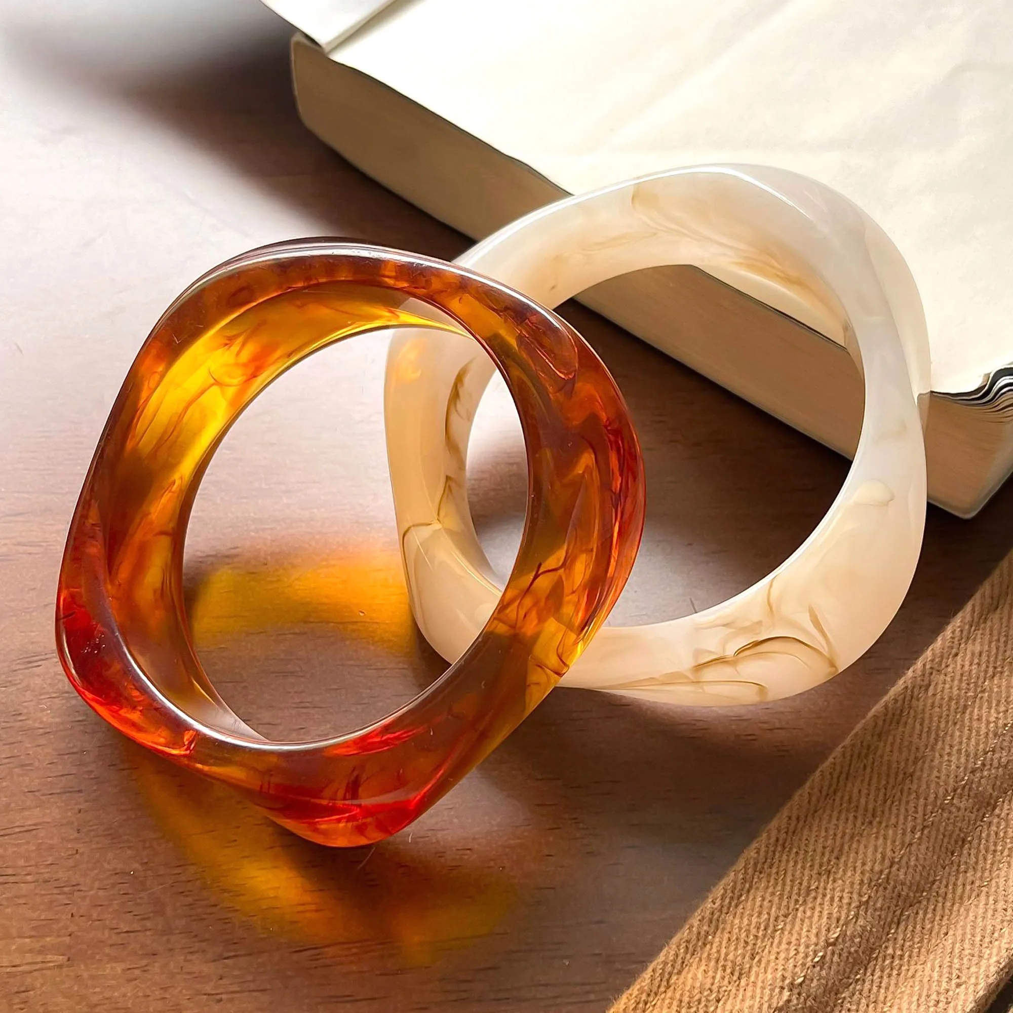 

2Pcs Resin Acetic Acid Bracelet for Mom Acrylic Wide Chunky Bangles Boho Friends Bracelet Jewelry for Bridesmaid Birthday Gifts