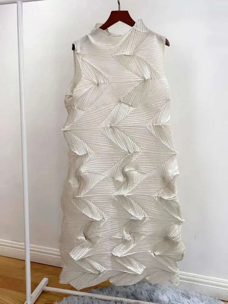 

2025 Summer New Miyake Pleated Sleeveless Dress Women's Loose Round Neck Solid Colour Irregular Women's Elegant Clothing
