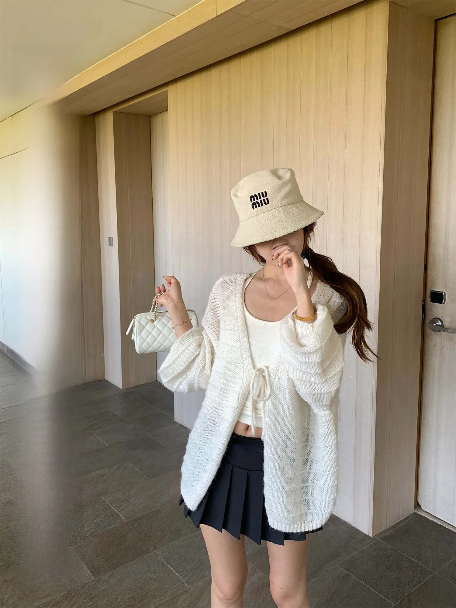 

Женский белый вязаный кардиган Yuzu Qi на раннюю весну 2026 года, тонкий, с цветочным узором, дышащий, с коротким рукавом, для защиты от солнца