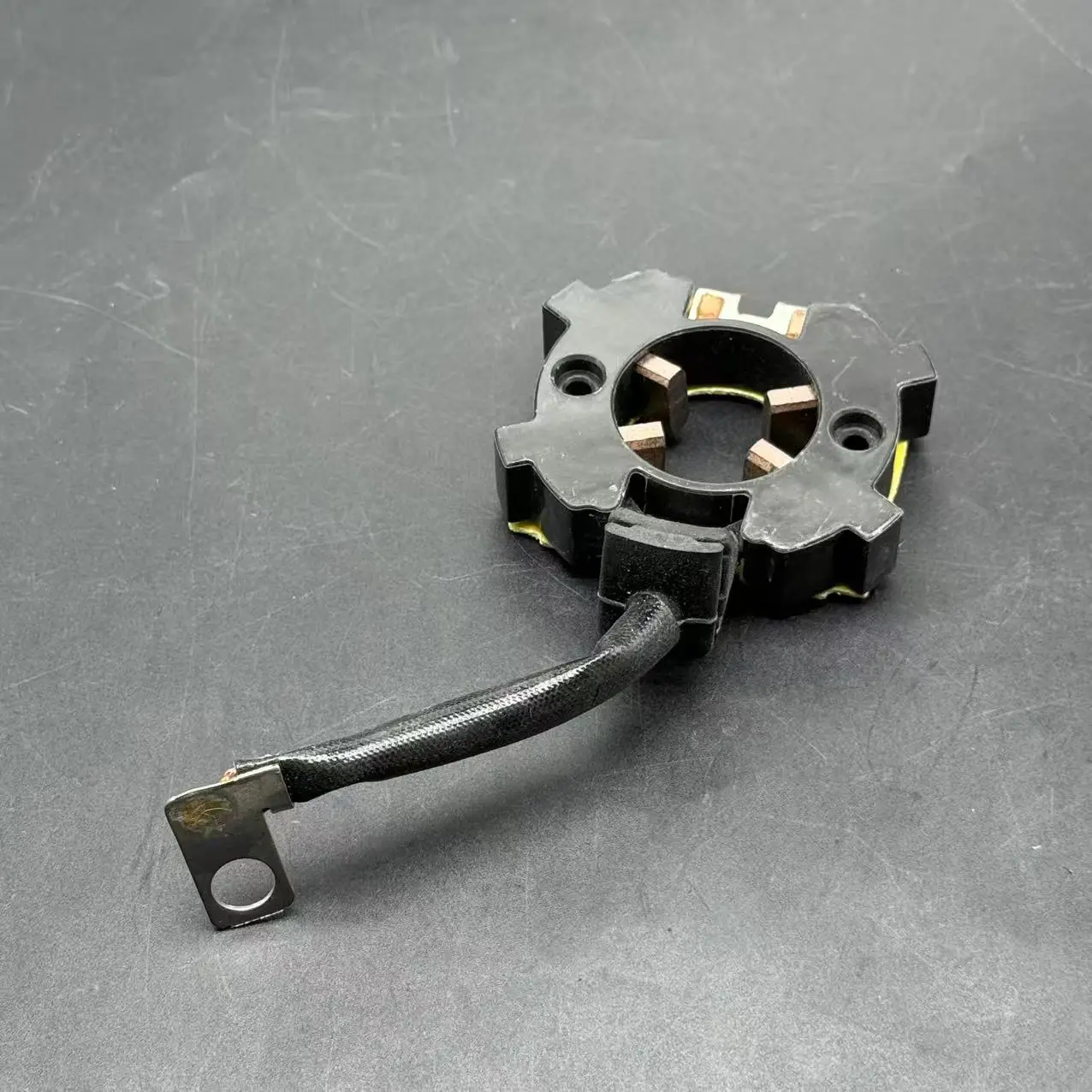 

Держатель карбоновой щетки для Mazda M6 323 626 Mondeo Focus Mitsubishi starter