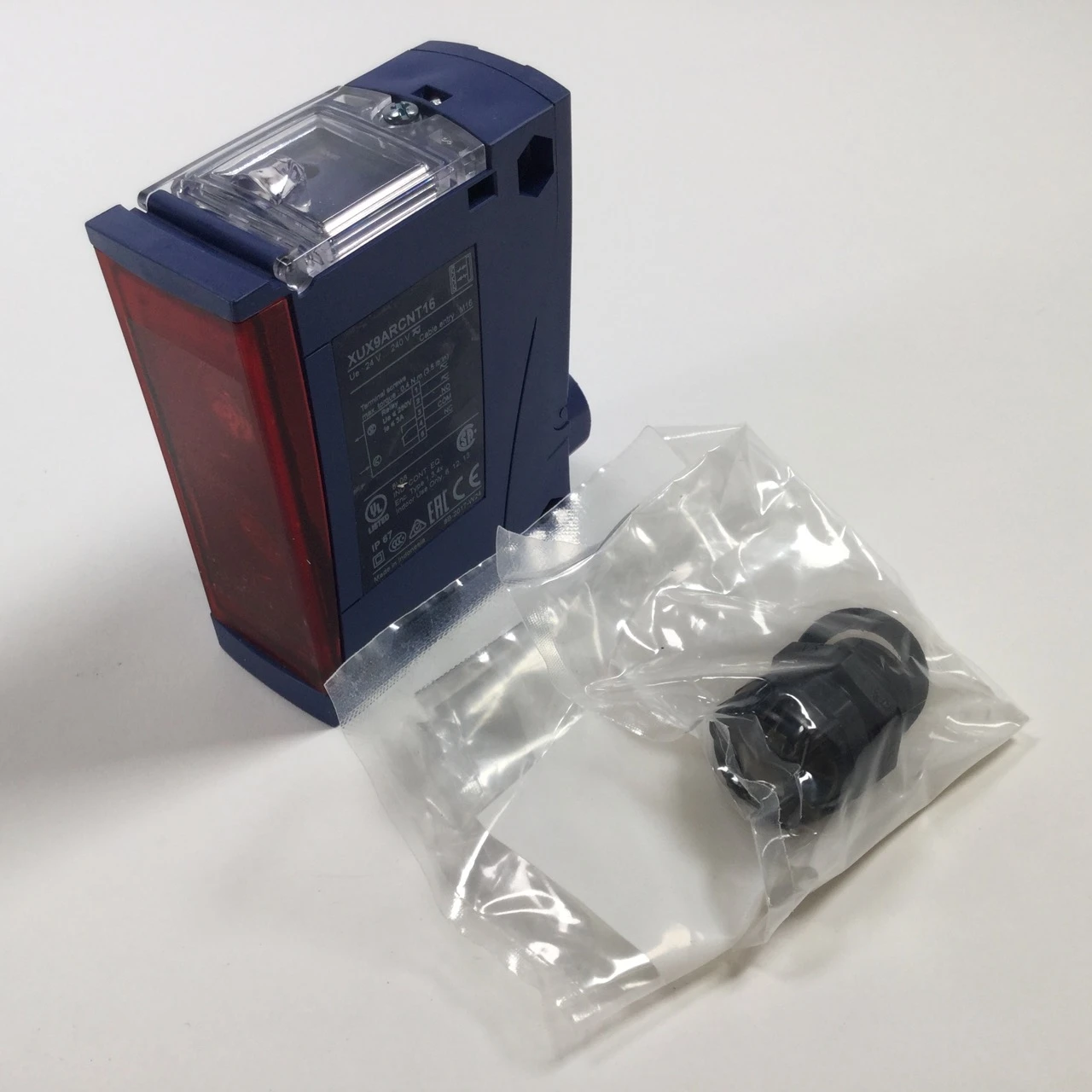 XUX9ARCNT16 Photoelectric sensors XU, XUX, polarised, Sn 11 m, 24...240VAC/DC, terminals