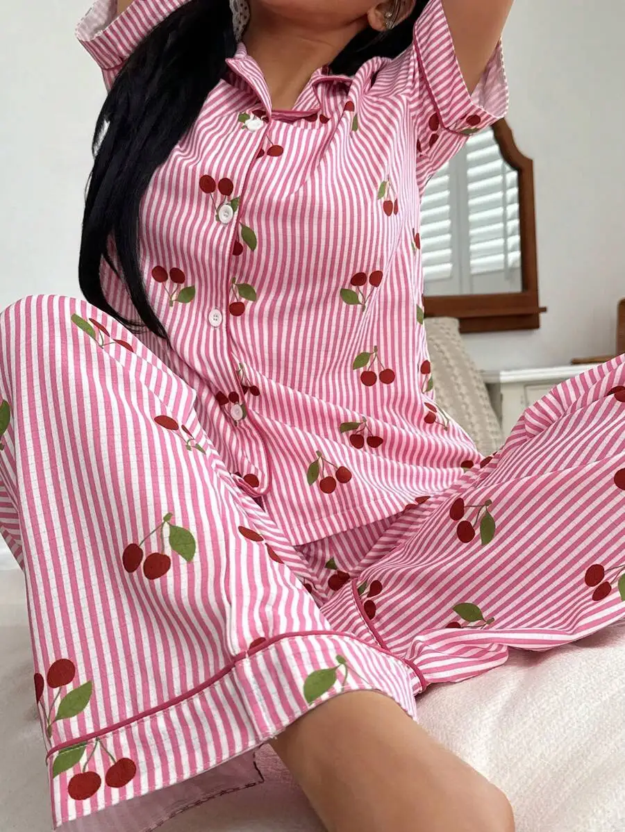 

Женский пижамный комплект с розовыми полосками и вишнёвым принтом - свободный крой, топ на пуговицах и брюки