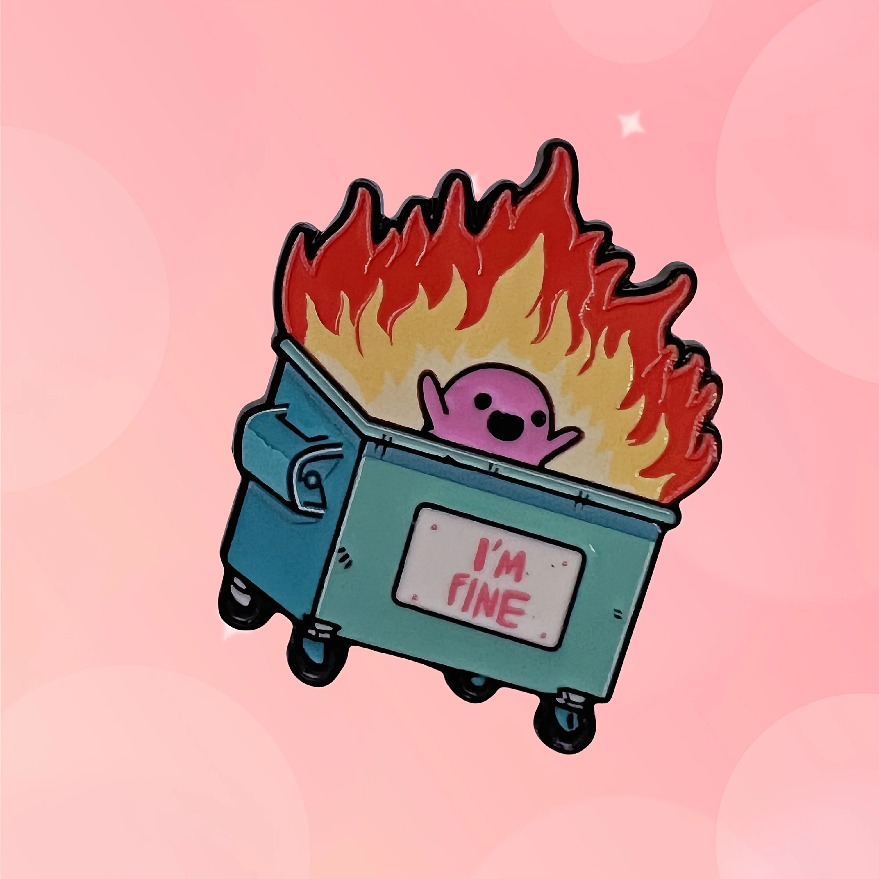 „I'm Fine“ Burning Mülleimer Halloween Emaille Pin – Süßes Teufelsabzeichen – Gruselige Humor-Brosche für Kleidungsgeschenke