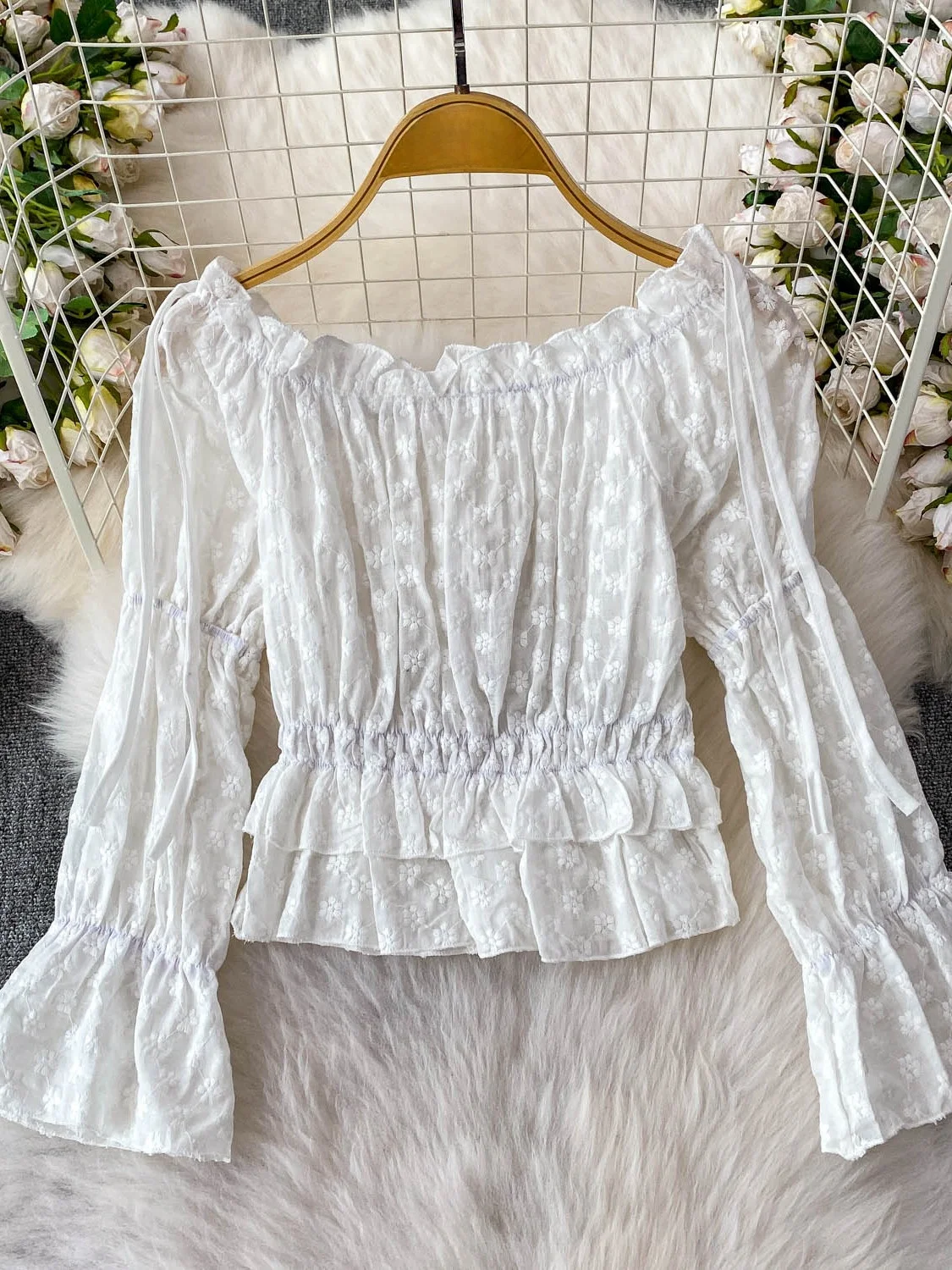 

Ele Белый вышитый топ Bell Sve irt, женский летний модный топ на одно плечо с пышными рюшами и подолом, корейский облегающий топ