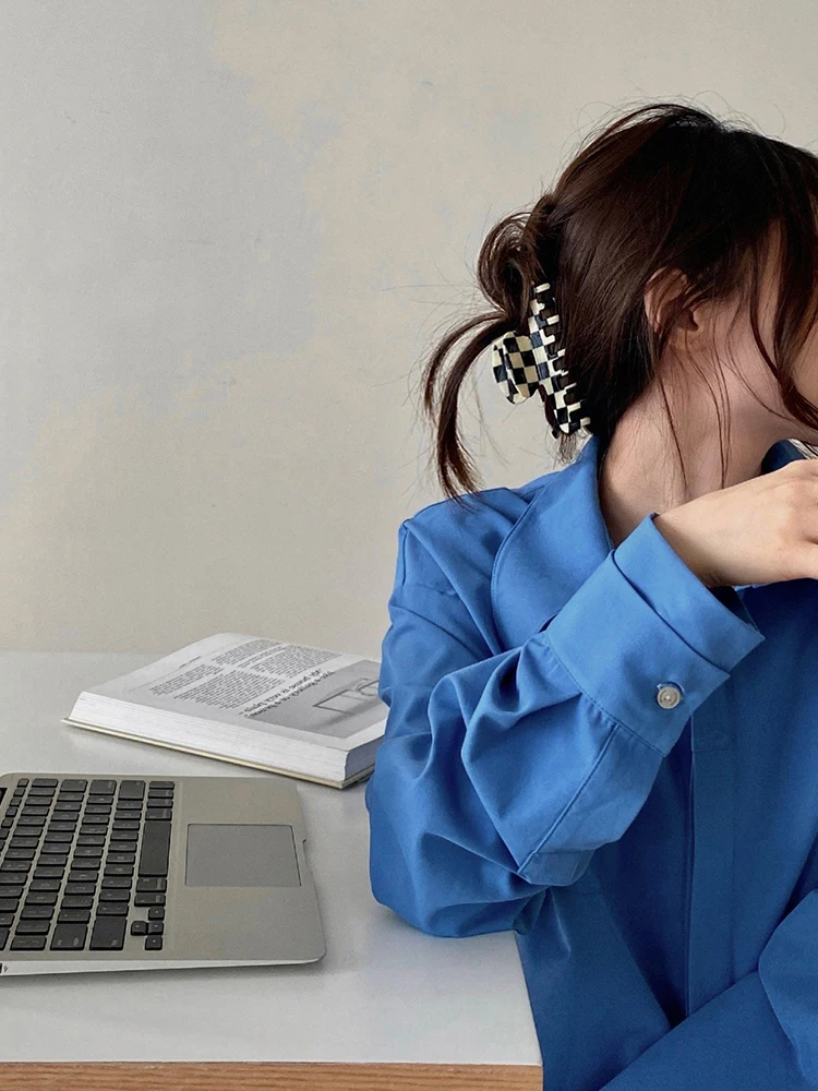 

Женская рубашка цвета синий Кляйн: элегантная базовая модель для весны и осени, верхняя одежда для зимы, с воротником, длинным рукавом, свободного кроя