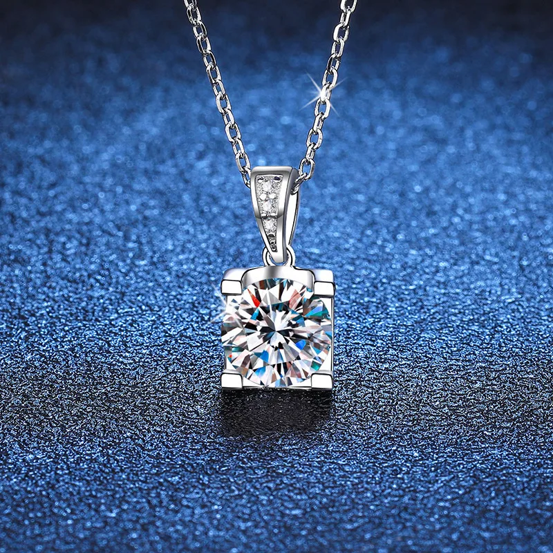 18K inlaid diamond women's pendant classic PT950 platinum bull head necklace D color 1-carat moissanite collarbone chain