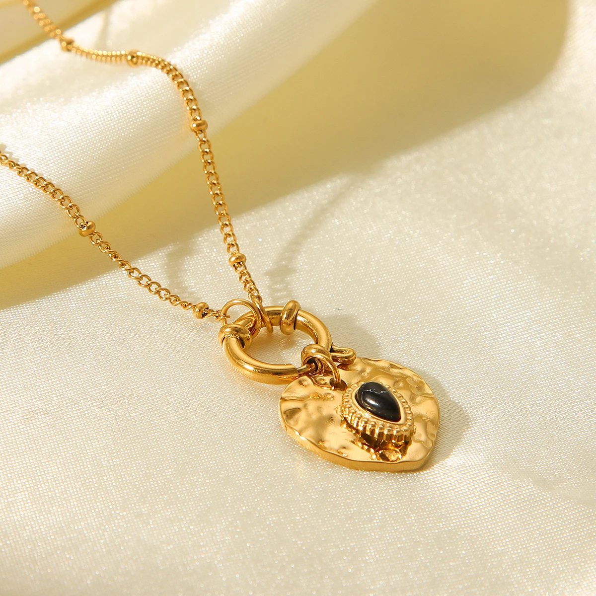 هوانغ تشاو على شكل قلب قلادة الفولاذ المقاوم للصدأ قلادة قلادة عصرية الأسود الزركون قلادة قلادة مجوهرات مأدبة هدية