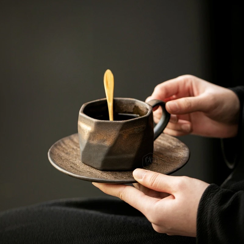 

Набор позолоченных кофейных чашек и блюдец в стиле ретро, креативная грубая керамика, латте-арт, высококачественные и изысканные бытовые кружки, чашки для завтрака